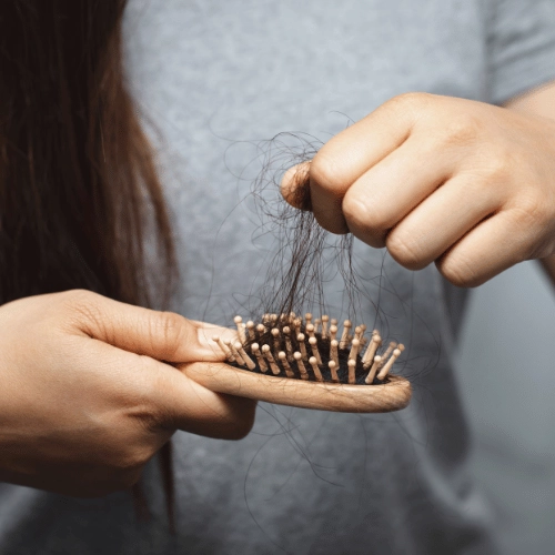 Haaruitval en dunner wordend haar bij vrouwen: oorzaken, signalen en verzorging